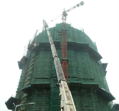 荆州市吊车在工地上作业